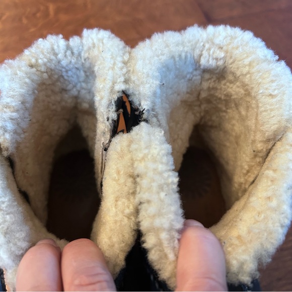 UGG Women’s Cove 5136 Sheepskin Shearling Boots Black Leather US Size 8 Comfort - Picture 9 of 15